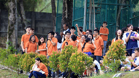 Hàng trăm CĐV Indonesia đội nắng xem Olympic Việt Nam tập luyện