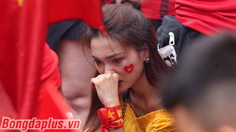 CĐV nữ nghẹn ngào vì Olympic Việt Nam mất huy chương Đồng