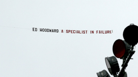 CĐV M.U thuê trực thăng chế giễu sếp lớn Woodward