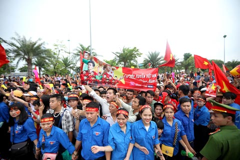 Hàng nghìn CĐV đã có mặt tại sân bay Nội Bài cũng như SVĐ Mỹ Đình để chào đón đoàn quân của HLV Park Hang Seo
