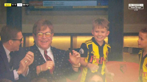 Hậu trường sân cỏ 4/9: Elton John cùng các con cổ vũ Watford