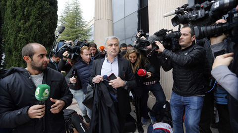 HLV Mourinho lĩnh án 1 năm tù tội trốn thuế