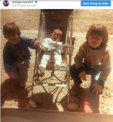 Messi ngồi xe đẩy đi chơi cùng 2 người anh trai