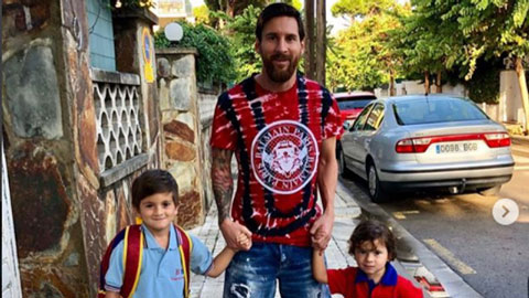 Messi làm ông bố gương mẫu đưa con đến trường
