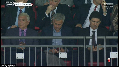 Mourinho chăm chú dùng điện thoại