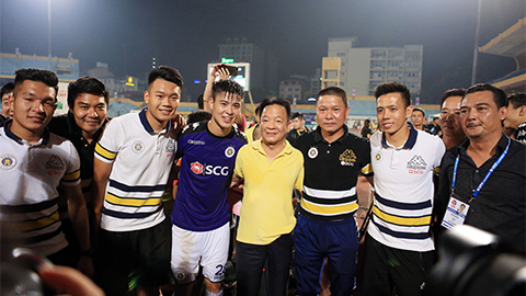 Bầu Hiển tươi hết cỡ ăn mừng chức vô địch thứ 4 của Hà Nội FC