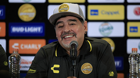 Maradona rao giảng về... ma túy khi ra mắt CLB mới