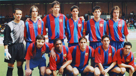 Lứa1987 khi họ đại diện cho đội U15 Barca dự trận chung kết Copa Catalunya 2003, hàng trên từ trái qua phải: Dani Plancheria, Jose Hinojosa, Gerard Pique, Marc Valiente, Cesc Fabregas, Roger Giribet; hàng dưới từ trái qua phải: Lionel Messi, Franck Songo’o, Julio de Dios Moreno, Eugenio Plazuelo, Juanjo Clausi