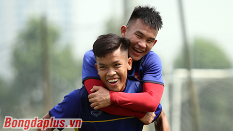 U19 Việt Nam đá bóng chân đất, hứng thú với thử thách lạ