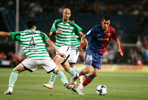 Busquets (áo sẫm) trong trận đấu  ra mắt Barca vào năm 2008
