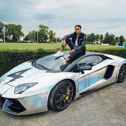 Aubameyang là một trong những cầu thủ nhanh nhất trên sân cỏ. Ngoài đời, anh cũng yêu thích tốc độ. Chiếc xe yêu quý của Aubameyang là Lamborghini Aventador trị giá 270.000 bảng. Nó có thể đạt vận tốc tối đa lên tới 350km/h