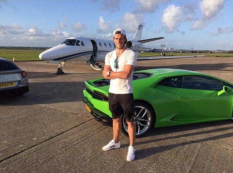 Gareth Bale sỡ hữu siêu xe Lamborghini Huracan màu xanh lá cây trị giá 325.000 bảng. Vận tốc tối đa của nó là 320 km/h