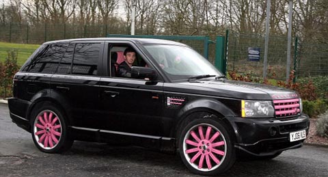 Stephen Ireland đã trang trí chiếc Range Rover Sport của mình khá đáng yêu với khung bánh xe và da bọc ghế màu hồng. Nó đã tốn của cựu tiền vệ Man City gần 64.000 bảng vào năm 2009
