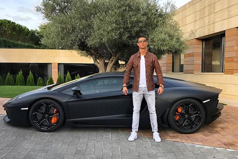 Ronaldo là một ngôi sao khác thích chi tiền để sở hữu siêu xe. Chiếc Lamborghini màu đen mờ này tiêu tốn của Ronaldo 260.000 bảng để đặt hàng. Nó có thể đạt vận tốc tối đa 350 km/h