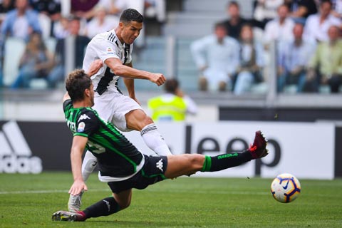 Ronaldo lập cú đúp trong trận đấu với Sassuolo
