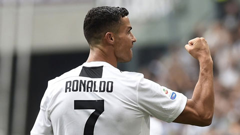 Ronaldo được 'biếu' bàn thắng đầu tiên ở Juventus