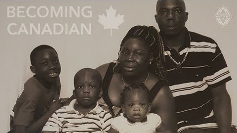 Alphonso Davies (bìa trái) hồi còn sống với bố mẹ trong trại tị nạn ở Ghana