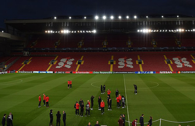 Sau lễ tưởng niệm, các cầu thủ PSG đã có mặt tại sân Anfield để tham quan