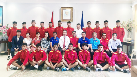 ĐT U19 Việt Nam thăm Đại sứ quán Việt Nam tại Qatar