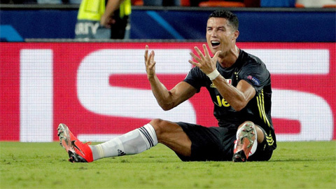 Ronaldo nói gì với trọng tài khi bị đuổi?