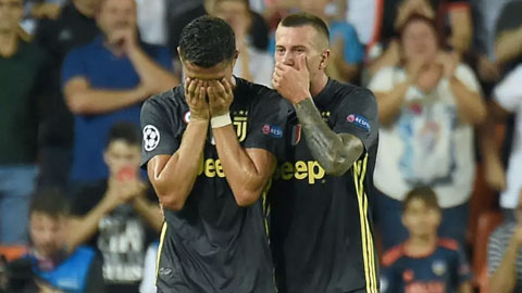 Ronaldo nhận thẻ đỏ, khóc tức tưởi và nguy cơ lỡ hẹn với M.U