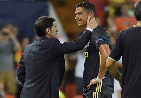 Ronaldo không cầm được nước mắt