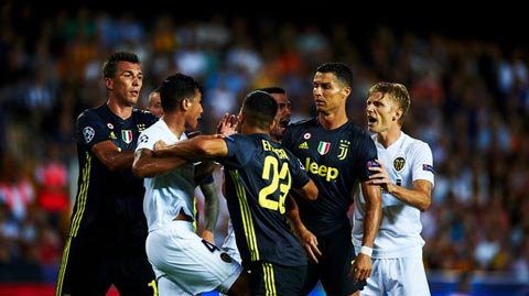 Ronaldo nhận thẻ đỏ vì va chạm với Murillo