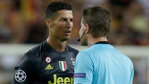Huyền thoại trong giới HLV tin trọng tài đuổi Ronaldo bị ảo giác