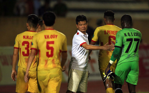HLV Nguyễn Văn Sỹ luôn động viên các học trò sau mỗi trận đấu        Ảnh: Minh Tuấn