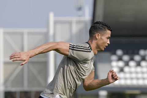 Ronaldo vui vẻ trong buổi tập mới đây của Juve