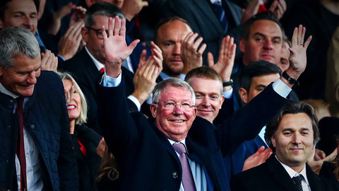 Alex Ferguson lần đầu trở lại Old Trafford sau xuất huyết não