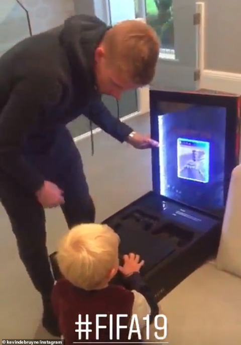 De Bruyne và cậu con trai thích thú với món quà của EA Sports