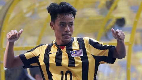 Cầu thủ U16 Malaysia đạp thẳng gầm giày vào ngực đối thủ Thái Lan