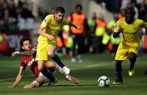 Jorginho (trước) đã thực hiện tới 180 đường chuyền trong trận Chelsea gặp West Ham