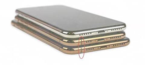 iPhone XS và XS Max (2 máy dưới cùng) được bổ sung thêm cụm ăng-ten ở phần dưới của máy giúp tiếp nhận sóng tốt hơn. Trong khi iPhone X (phía trên cùng).không có phần ăng-ten này.