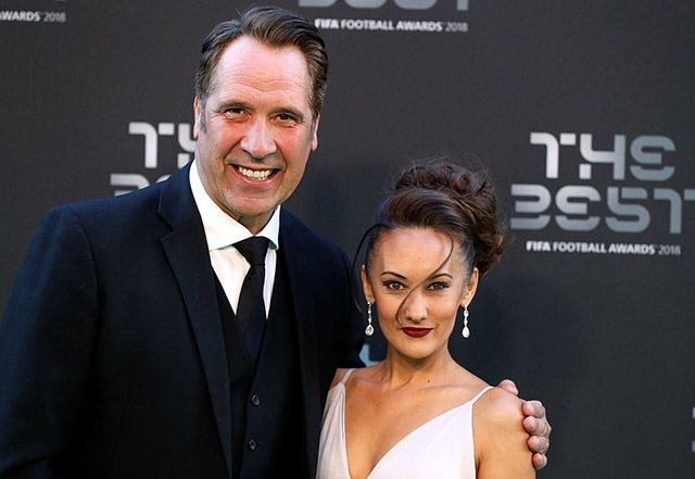 Cựu thủ thành David Seaman và cô vợ Frankie Poultney xuất hiện trên thảm đỏ của The Best