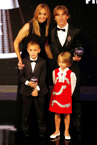 Vanja cùng các con tháp tùng Modric tại gala trao giải The Best
