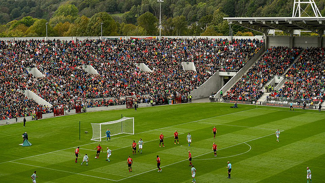 45.000 khán giả đã tới sân theo dõi trận đấu tưởng nhớ cầu thủ xấu số Miller