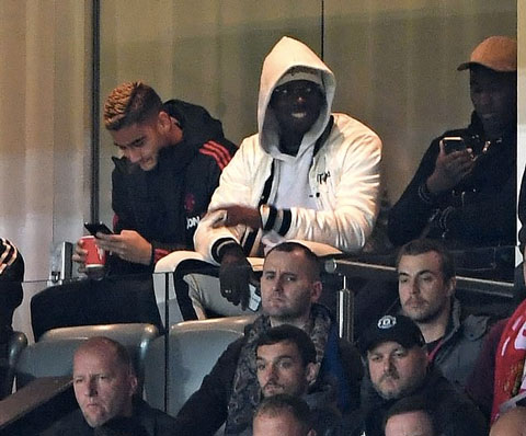 Pogba ngồi xem M.U thi đấu với Derby County từ trên khán đài