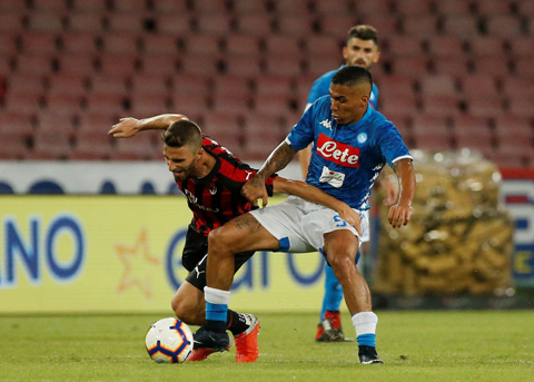 Ngay trận ra quân, Milan (trái) từng dẫn Napoli 2-0 nhưng để đối thủ thắng ngược 3-2