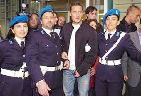 Totti có kỷ niệm đặc biệt khi đi thăm nhà tù Rebibbia hồi 2006
