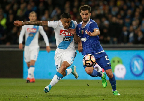 Juventus (phải) sẽ biết cách vùi dập đối thủ khó chịu Napoli