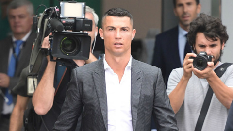 Ronaldo chia tay Real vì tiền bạc và danh dự