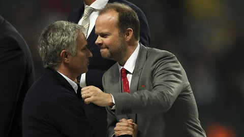 Phó chủ tịch điều hành Ed Woodward (phải) của M.U là người đã đưa Mourinho về Old Trafford