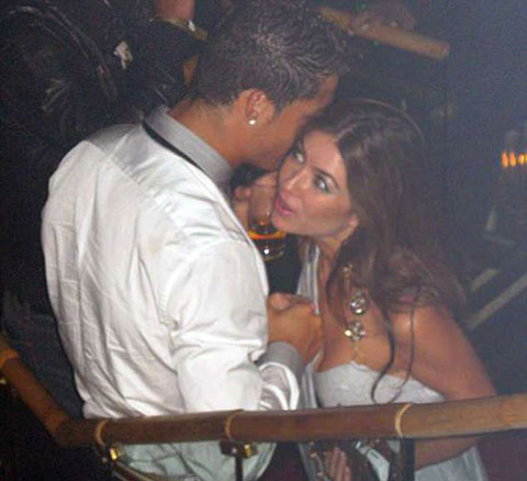 Ronaldo Mayorga tình tứ trong hộp đêm