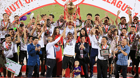 Bầu Hiển rạng rỡ nâng cúp vô địch V.League cùng Hà Nội FC