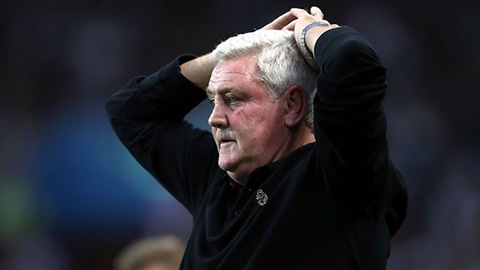Fan ném bắp cải vào HLV của Aston Villa