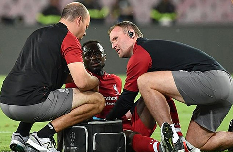 Liverpool chịu tổn thất lớn khi Keita phải sớm rời sân vì chấn thương
