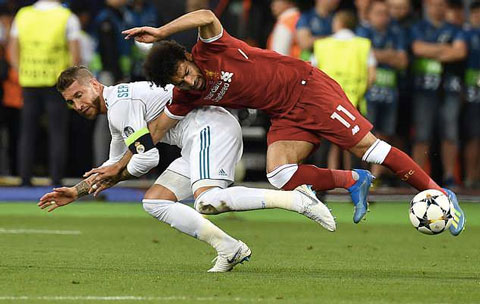 Ramos hạ gục Salah bằng một ngón đòn cấm trong võ thuật