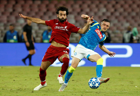 Salah (trái) và các đồng đội ở Liverpool thua Liverpool về mọi mặt ở trận đấu rạng sáng qua